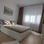 Mina Modern & Cozy Main Square Gtc アパート *