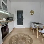 Mina Modern & Cozy Main Square Gtc Апартаменты *